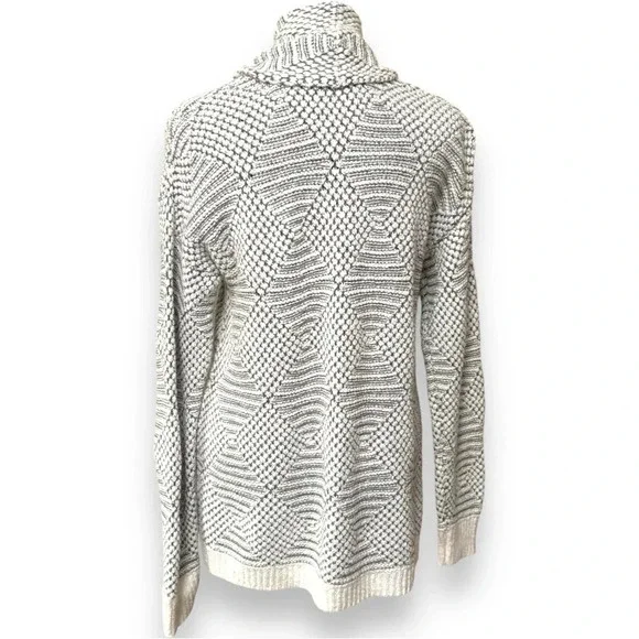 A New Day Cozy Gray and White Geometric Pattern Print Relaxed Fit Open Cardigan - Picture 7 of 16